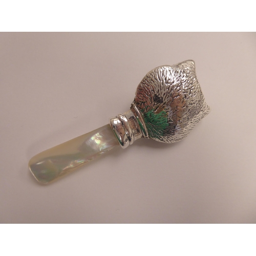 152 - A Sterling silver and abalone teether with a cat's head mount