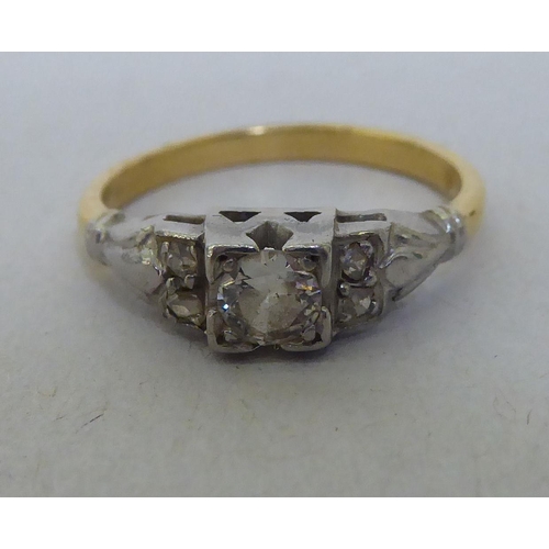 289 - An 18ct gold diamond solitaire ring