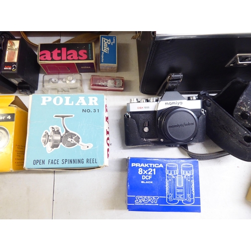 55 - Photographic and projection equipment with accessories: to include a Mamiya D5x1000 camera