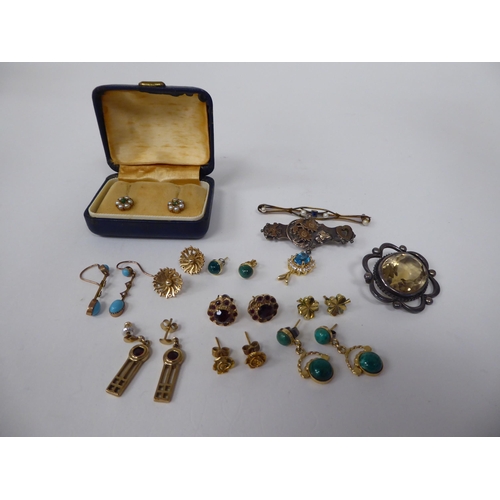 71 - Yellow metal and items of personal ornament: to include variously set earrings; and brooches