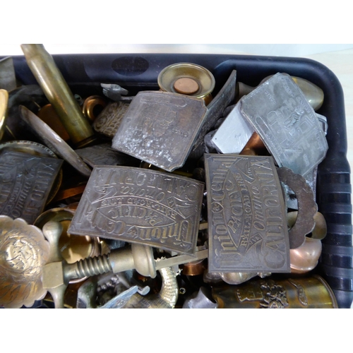 82 - Mainly 20thC small metalware items: to include American branded belt buckles