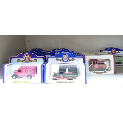 90 - A small collection of Oxford diecast model vehicles: to include vintage delivery vehicles  boxe... 