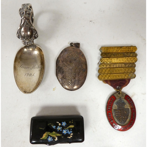 106 - A mixed lot: to include an amber and neilloworked cigarette holder; and a sweetheart brooch