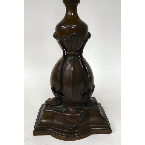 118 - An early 20thC Tiffany style bronze table lamp, cast in Art Nouveau taste  18