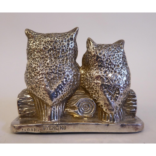 138 - A Sterling silver novelty paperweight, fashioned as a mother owl and her owlet