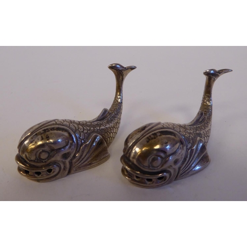 163 - Silver, white and yellow metal collectables: to include a pair of Georgian shell design condiments s... 