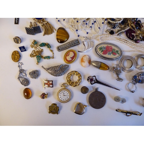 169 - Costume jewellery: to include hardstone necklaces; brooches; and an Oriosa wristwatch