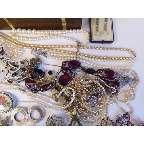 169 - Costume jewellery: to include hardstone necklaces; brooches; and an Oriosa wristwatch