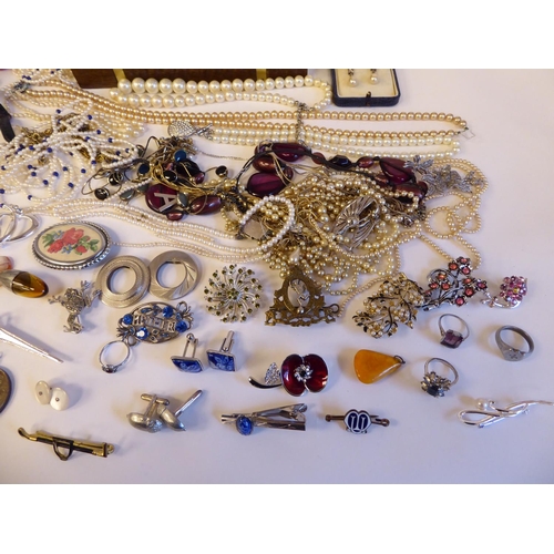 169 - Costume jewellery: to include hardstone necklaces; brooches; and an Oriosa wristwatch