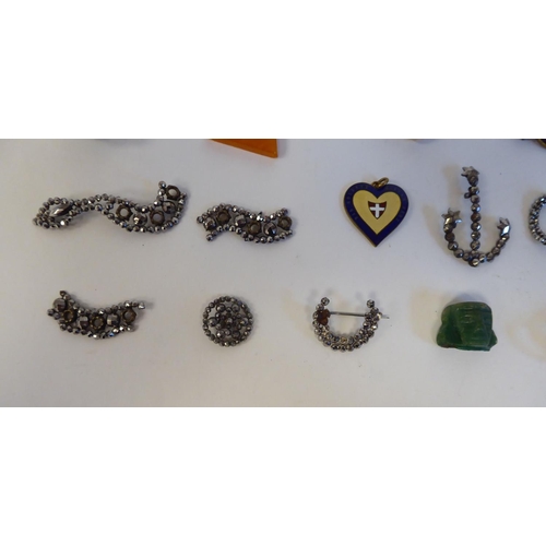 185 - Costume jewellery: to include an Art Deco style paste set clip; necklaces; and brooches