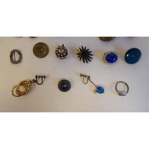 185 - Costume jewellery: to include an Art Deco style paste set clip; necklaces; and brooches