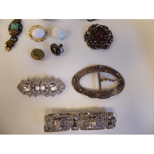 185 - Costume jewellery: to include an Art Deco style paste set clip; necklaces; and brooches