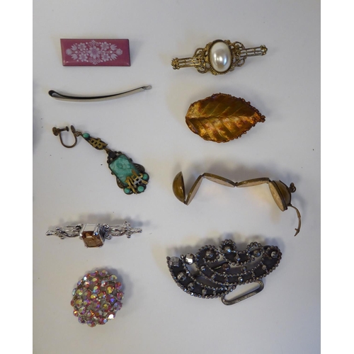 185 - Costume jewellery: to include an Art Deco style paste set clip; necklaces; and brooches