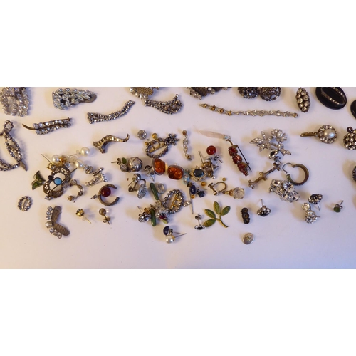 189 - Costume jewellery: to include necklaces; and brooches