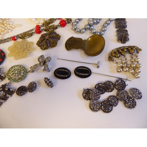 189 - Costume jewellery: to include necklaces; and brooches