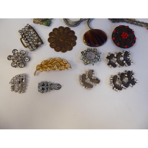 189 - Costume jewellery: to include necklaces; and brooches