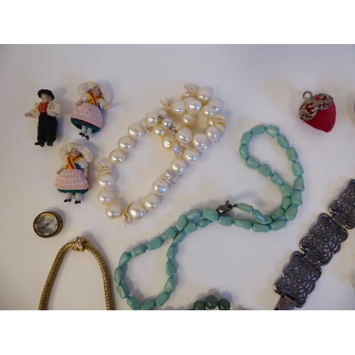 189 - Costume jewellery: to include necklaces; and brooches