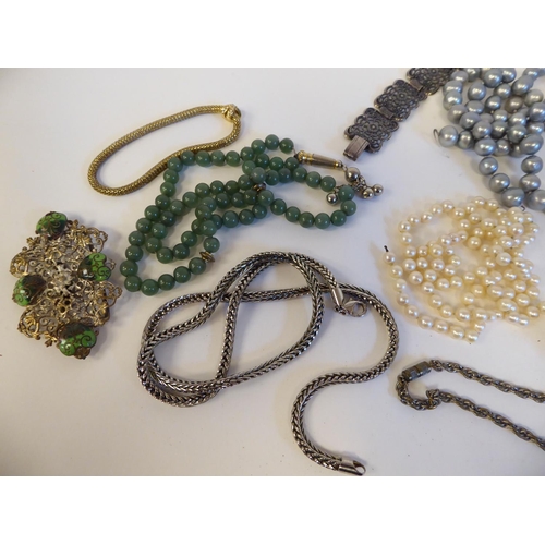 189 - Costume jewellery: to include necklaces; and brooches