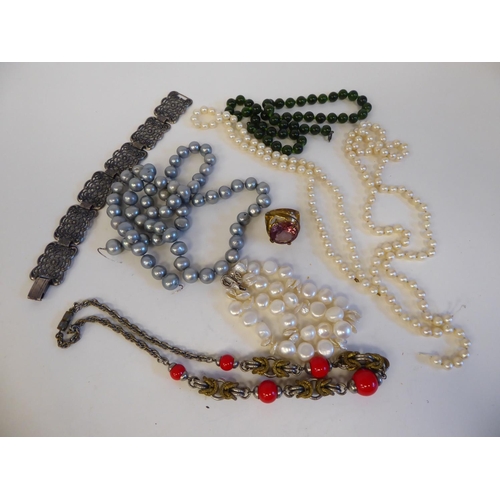 189 - Costume jewellery: to include necklaces; and brooches