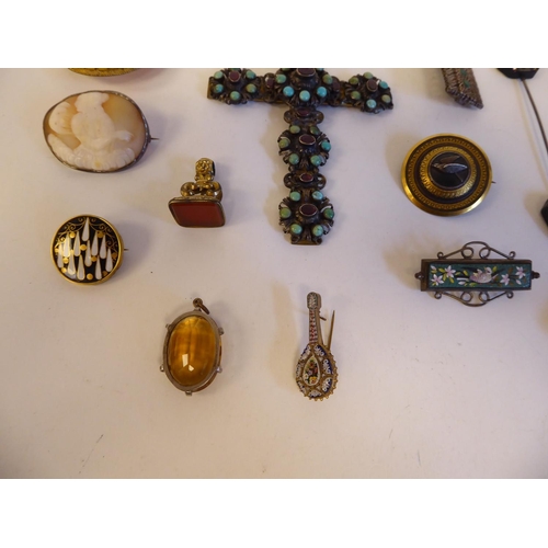 200 - Jewellery: to include a pendant cross, set with turquoise and other coloured stones; a yellow metal ... 