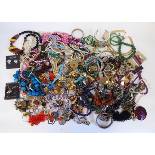 99 - Costume jewellery: to include bead necklaces; bangles; and brooches