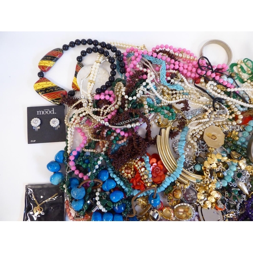 99 - Costume jewellery: to include bead necklaces; bangles; and brooches