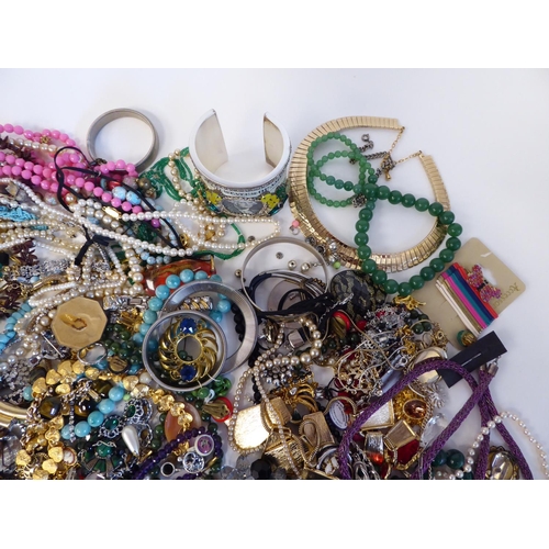 99 - Costume jewellery: to include bead necklaces; bangles; and brooches