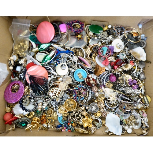 120 - Costume jewellery: to include mainly brooches and necklaces