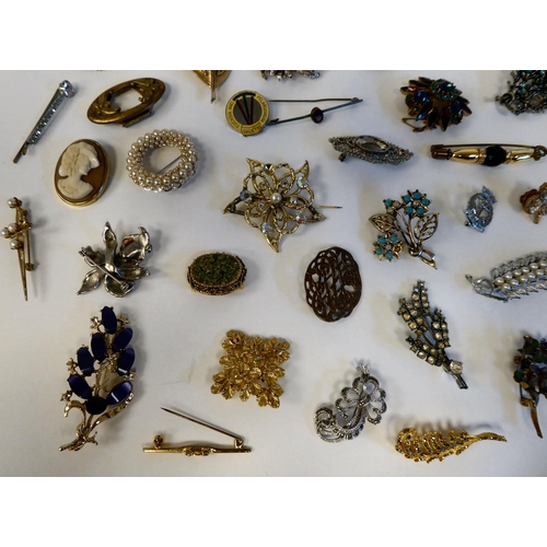 14 - Costume jewellery: to include brooches