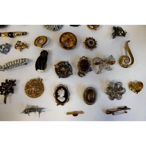 14 - Costume jewellery: to include brooches