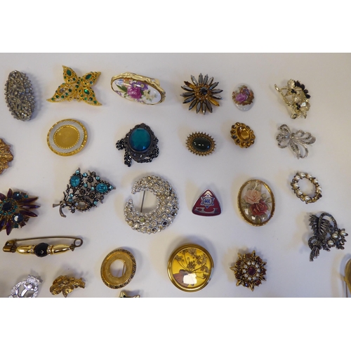 14 - Costume jewellery: to include brooches