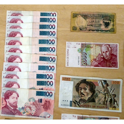 140 - Banknotes from around the world: to include a £1 note