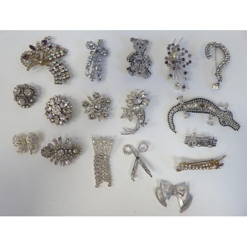 19 - Costume jewellery: to include brooches