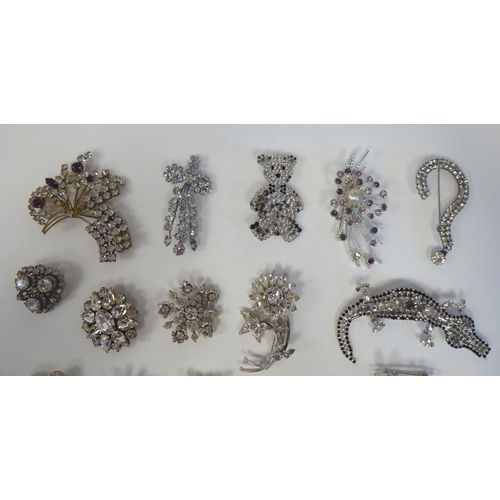 19 - Costume jewellery: to include brooches