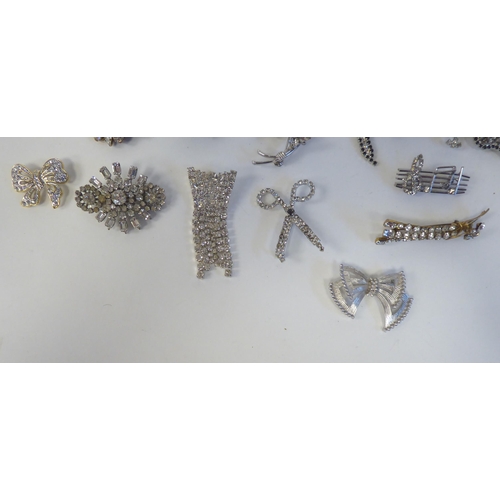 19 - Costume jewellery: to include brooches