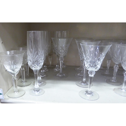 220 - Glassware, drinking glasses: to include flutes and pedestal wines