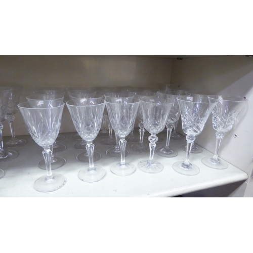 220 - Glassware, drinking glasses: to include flutes and pedestal wines