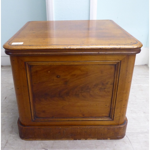 23 - A late Victorian mahogany night commode with straight sides and a hinged lid, on a plinth  17