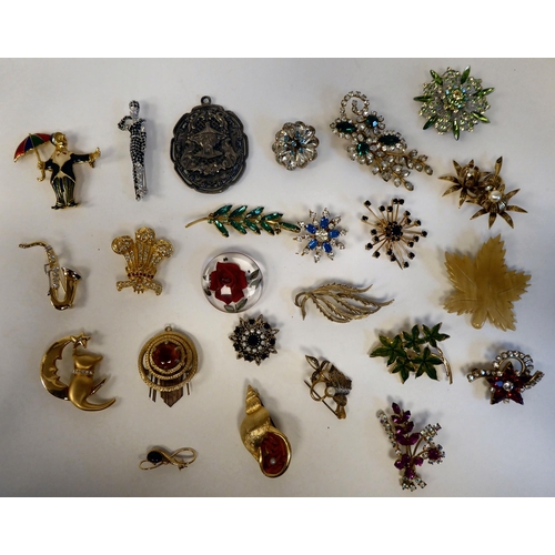 24 - Costume jewellery: to include brooches