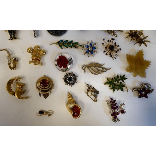 24 - Costume jewellery: to include brooches