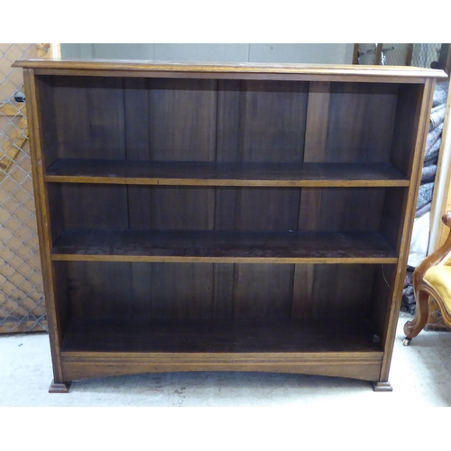 252 - A 1920s oak bookcase with three open shelves, on block feet  46