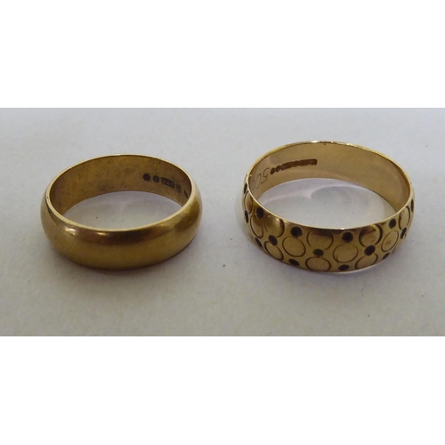 323 - Two dissimilar 9ct gold rings  