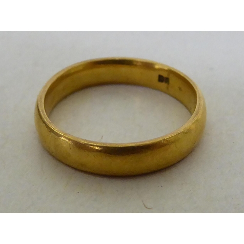 324 - A (probably) 22ct gold wedding band