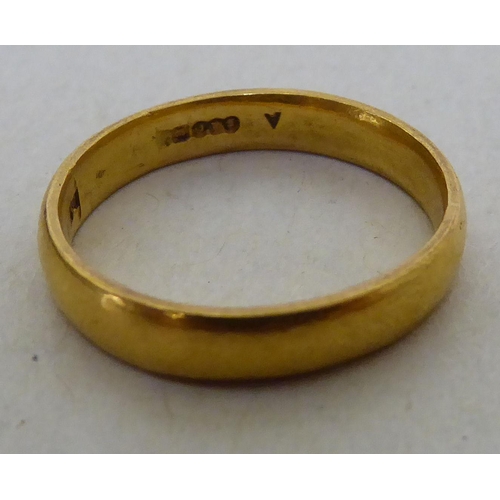 324 - A (probably) 22ct gold wedding band