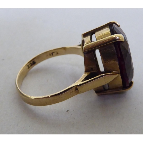 327 - A 9ct gold ring, set with a red stone