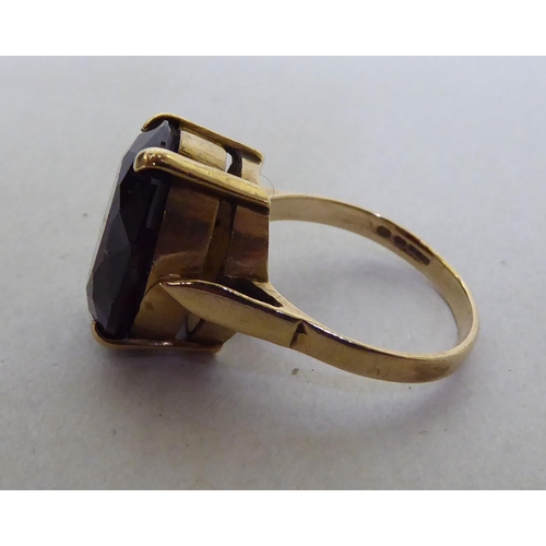 327 - A 9ct gold ring, set with a red stone