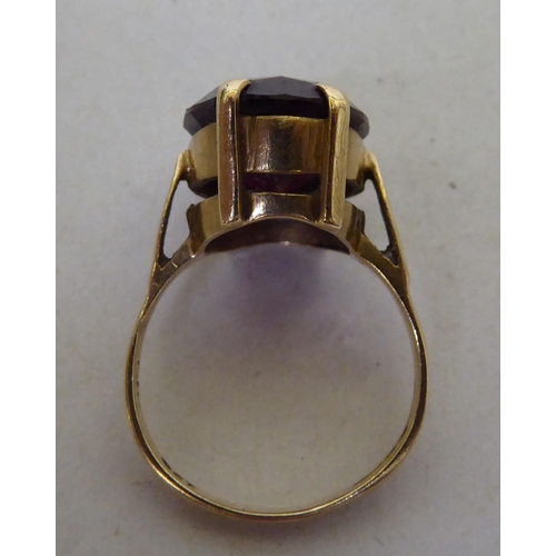 327 - A 9ct gold ring, set with a red stone