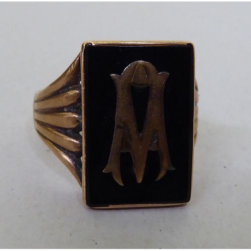 332 - A 9ct gold Masonic design ring, set with a black stone tablet