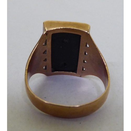 332 - A 9ct gold Masonic design ring, set with a black stone tablet