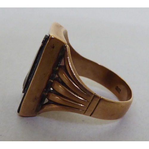 332 - A 9ct gold Masonic design ring, set with a black stone tablet